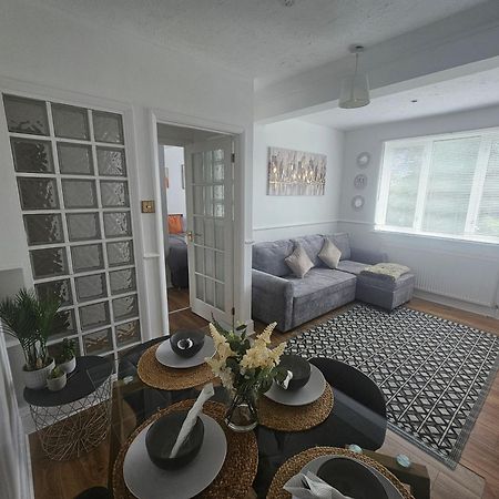 St Albans City Stays - Near Luton Airport - St Albans Abbey & City Train Station - Close To London- Harry Potter World - The Odyssey Cinema - Abbey Cathedral- Contractors I Business I Leisure- Sleeps Upto 6 People Exterior foto
