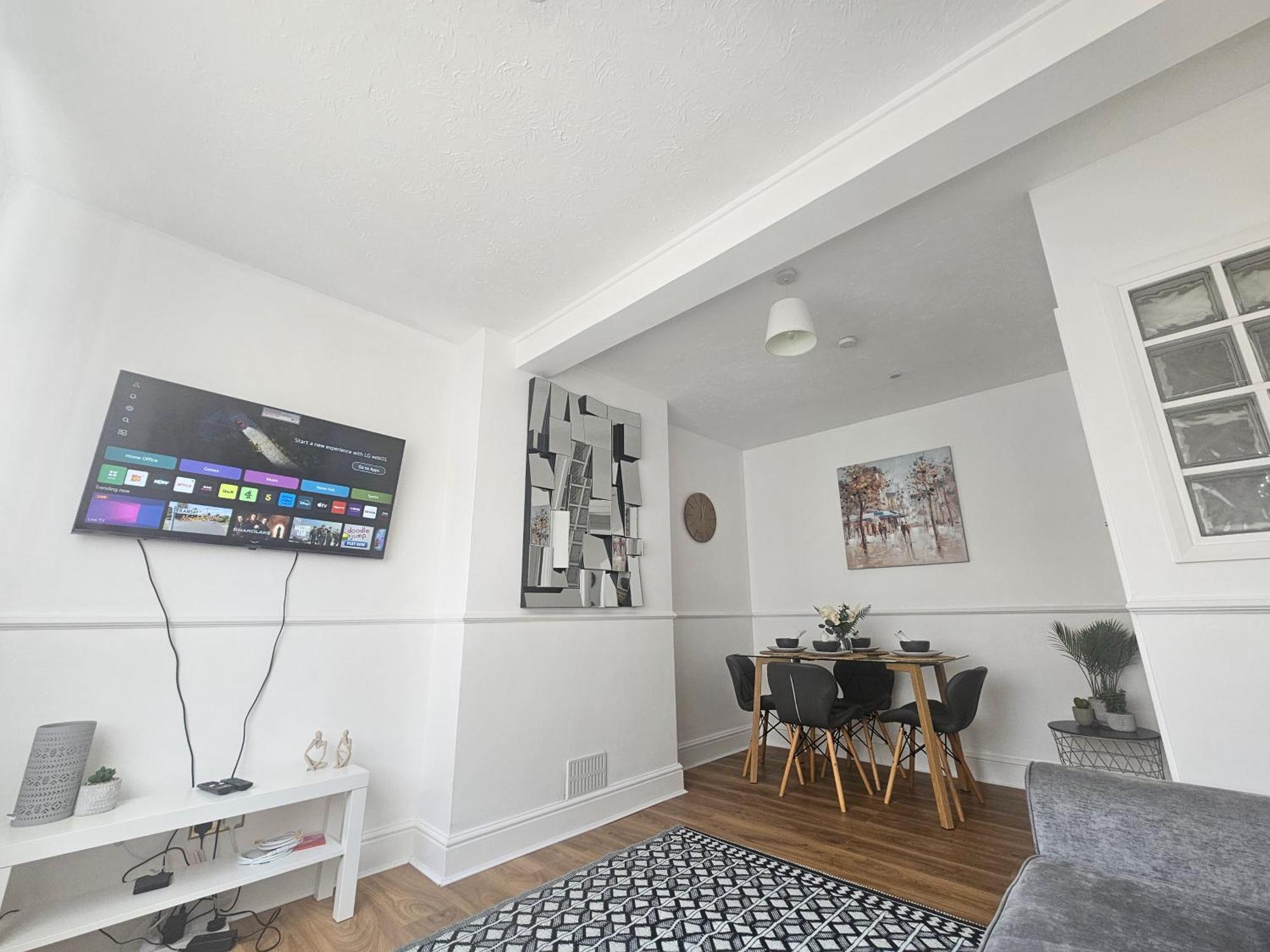 St Albans City Stays - Near Luton Airport - St Albans Abbey & City Train Station - Close To London- Harry Potter World - The Odyssey Cinema - Abbey Cathedral- Contractors I Business I Leisure- Sleeps Upto 6 People Exterior foto